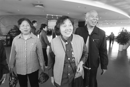 昨日，“寻访百名共和国劳模”活动选出的百位劳模免费游览中原福塔