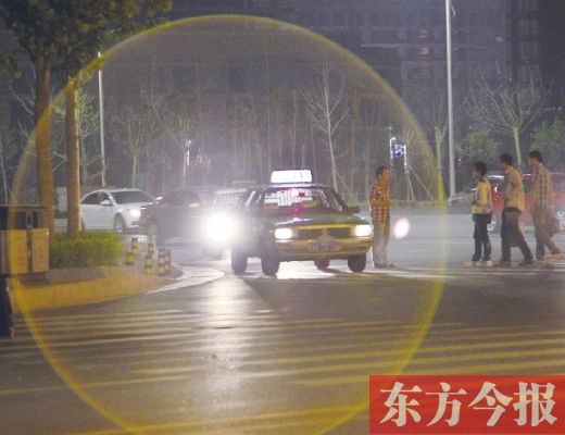 昨晚，郑州火车东站，一些出租车停靠在路边，见到行人不时主动搭讪 东方今报暗访组 摄