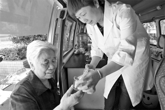 居民送来刚买的生姜，十五分钟后就拿到了检测结果