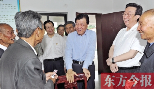 5月19日，中共中央政治局常委、中央书记处书记刘云山在信阳陆庙村与村民亲切交谈 新华社发