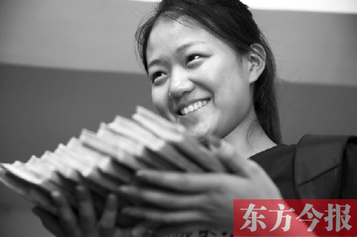 昨天，大一女生周文静把10万元现金还给了失主