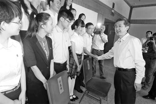 省委副书记邓凯（右）和即将赴京的代表亲切握手