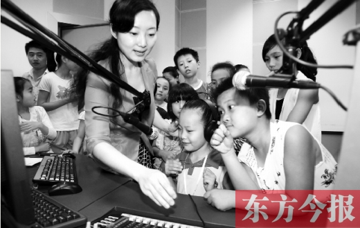 河南广电全媒体小记者参观河南电台教育广播乐活1066，体验当主持人的乐趣