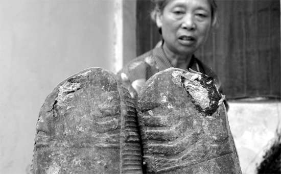 7月2日下午，驻马店市驿城区古城乡李湾村，李桂花拿出一双去武汉时穿的黄球鞋，橡胶鞋底已被磨烂