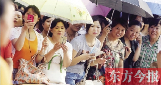 7月6日，郑州市文化路省实验中学小升初测评点，家长们聚集在一起，焦急地等待自己的孩子走出考场