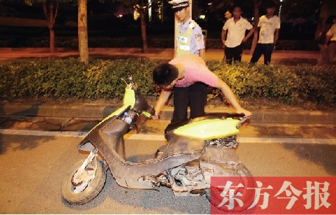 7月9日夜，郑东新区街头，郑州市交巡警六大队民警查住一辆“炸街”摩托车
