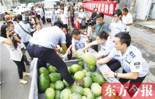 过秤开始，郑州管城区城市管理执法局等五局委共买了96500斤西瓜