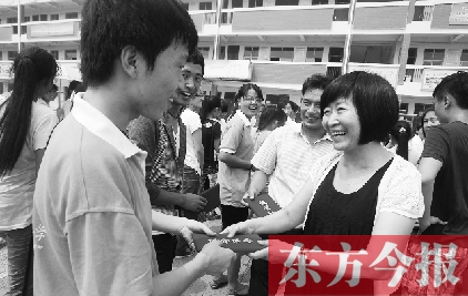7月23日，晨钟教育集团党委书记张玲为支教大学生颁发证书