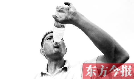 高温天气下，郑州自来水抢险工人老赵经常是喝水赶不上出汗