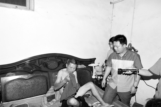8月2日，参与医生拐卖婴儿的犯罪嫌疑人老王（左一）在其家中被抓获