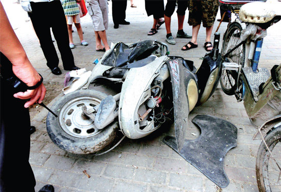 8月3日，棉纺路与六厂前街交叉口附近一辆水泥罐车突然爆胎，路边一辆电动车被冲击波震翻报废