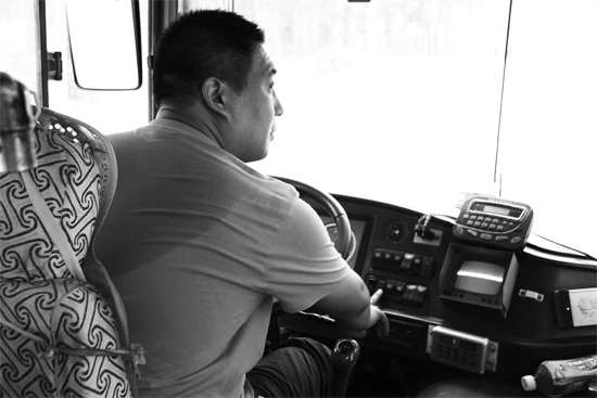 昨日，新乡市公交司机王飞在近40℃的公交车内开车，汗水已湿透衣背