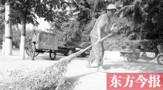 昨天下午4点，新郑市溱水路，64岁的陈明花正在打扫卫生，这一段曾是靳春波负责的路段