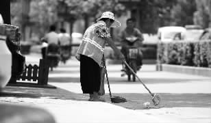 目前，郑州市环卫工人中老年人居多