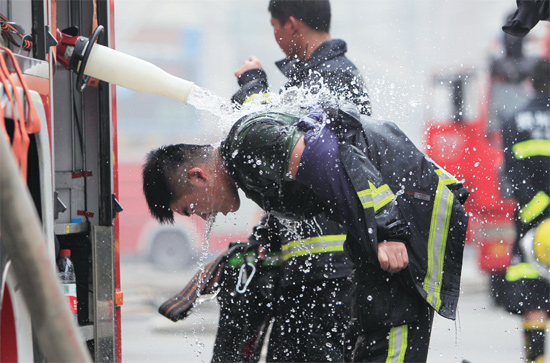 每次冲进火海前，消防战士都要用凉水浇湿全身