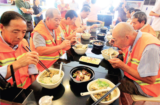 8月18日中午，郑州市商城路一家饭店邀请33位一线环卫工免费吃顿饭