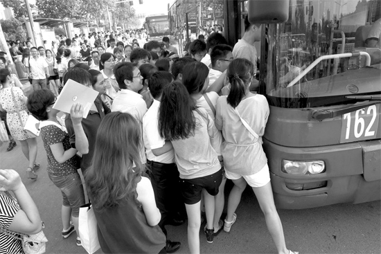 每天早上7点钟后，郑州市刘庄村口的公交站点都要上演这样的一幕