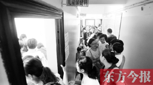8月26日，郑州市中原区妇幼保健所，等待入园体检的家长排起了长队