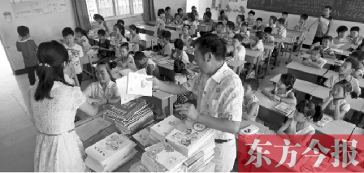 昨天是郑州市中小学正式开学第一天，图为某小学的孩子们正在免费领取新课本
