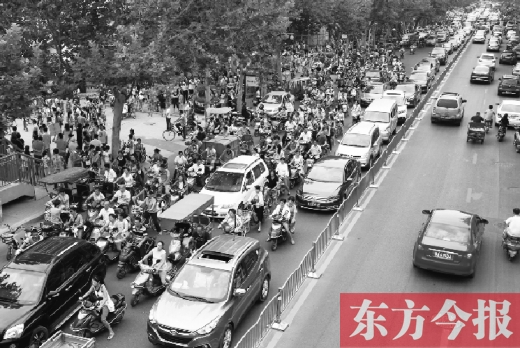 郑州市城东路上，因为附近两所小学开学，造成交通大拥堵