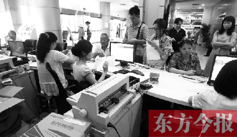 市民在办理数字电视业务 市民在办理数字电视业务