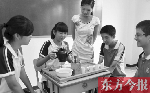 9月5日，郑州市实验高级中学，老师带着高一学生上“茶艺”选修课