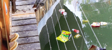 郑州市动物园，动物隔离水面上漂着游客丢弃的垃圾