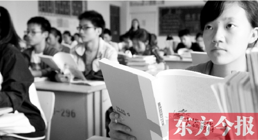 郑州五中实验班的同学们正在认真地聆听语文老师讲授“中华传统文化”