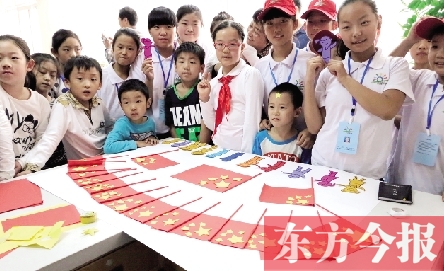 广电小记者参与“制作五星红旗”的活动