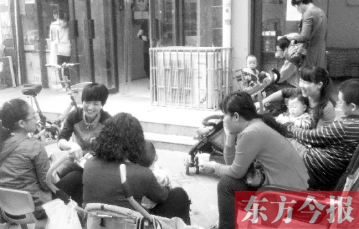 郑州未来路附近的一家小儿推拿店，等待为孩子做推拿的家长在门口排起了队