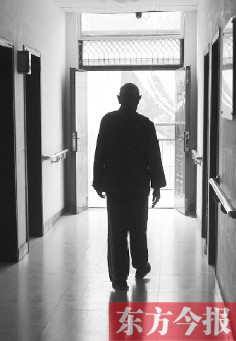一位老人行走在郑州惠济区红树林老年疗养院内。只有养老模式多元化良性发展，才是大家的共同追求