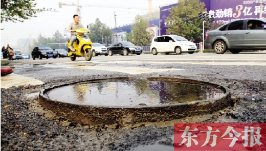 郑州市航海路与兴华南街交叉口当中，一处突出地面的窨井口随时“伏击”着粗心的路人