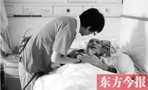 10月11日，郑州爱馨养老集团。护工对老人无微不至地关怀照顾