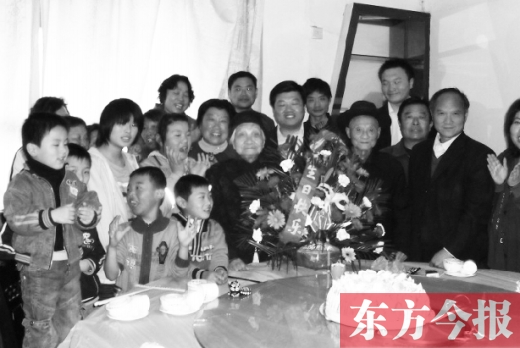 谢云峰、谢韩氏夫妇在生日宴会上与家人合影　该图由其家人提供