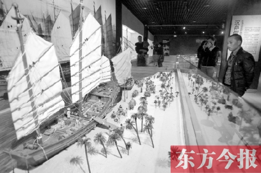 10月19日，大海的方向——西沙华光礁一号沉船宝藏展在省博物院举行。图为一位市民在观看当时（宋朝）工
