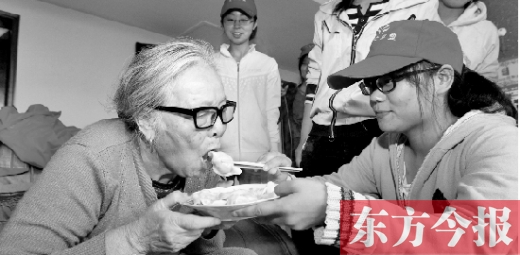 10月19日，郑州市农科路32号院，东方今报“周末儿女”志愿者陪空巢老人吃饺子