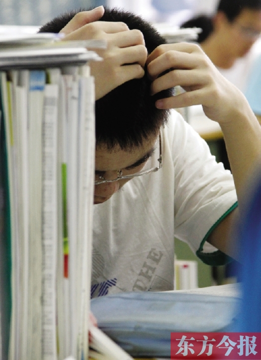一位高三学生在复习功课 东方今报记者 沈翔 摄