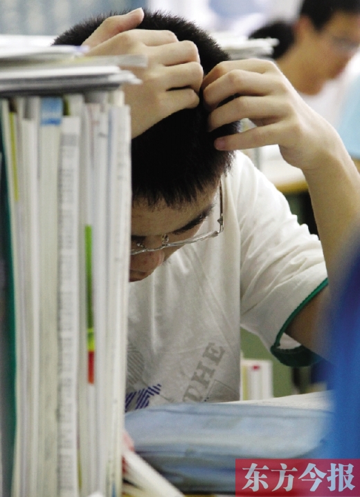 一位高三学生在复习功课 东方今报记者 沈翔 摄