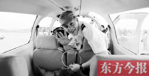 “欢呼”降落郑州国际机场，杰克透过舷窗向人们打招呼