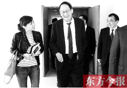 东方今报首席记者赵嫒（左）采访崔琦先生