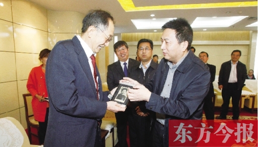 东方今报社社长赵国平（右）向崔琦先生（左）转赠一份特殊的礼物，这份礼物东方今报记者珍藏了15年