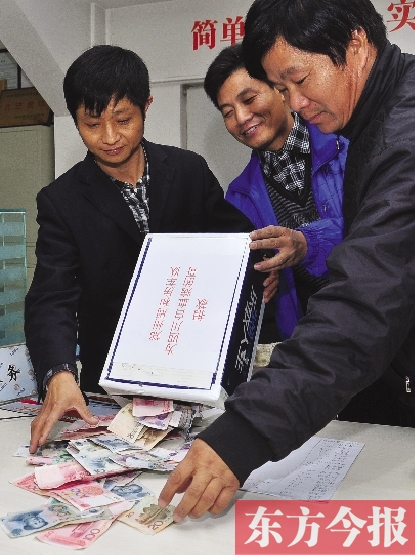 11月2日，郑州众多出租车司机为成都身患重病的的哥邝德生募捐