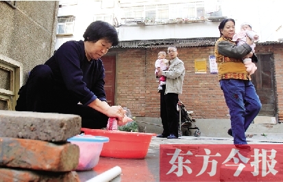 停水期间，一个水龙头，12户居民交替使用