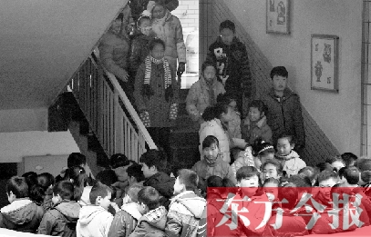 某小学的学生走下楼梯放学。2013年年底前，河南省将挂牌督导覆盖所有中小学校。
