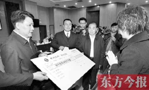 11月5日，省高院院长张立勇（左三）与最高法院执行局局长刘贵祥（左一）一起将执行款发放到当事人手中