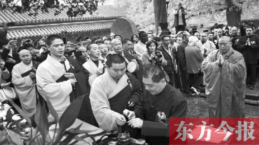 咏春“内讧”风波中的关键人物张卓庆(前排下跪者)和少林方丈释永信参加了揭碑仪式 图片来自南方都市报