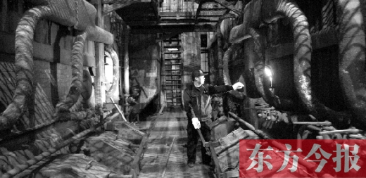 11月14日晚，枣庄热源厂的员工在巡视传统燃煤锅炉的升温状况