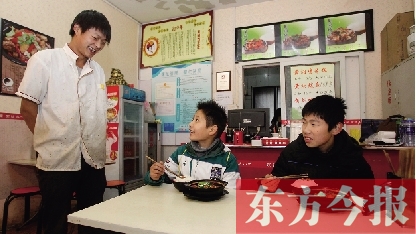 11月30日，郑州市81中的两位学生用劳动为自己挣了一顿中午饭，心里很高兴