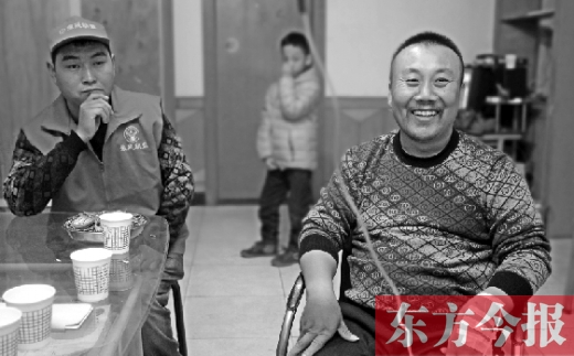 12月2日，“豫残联盟”办公室里，袁海军打着点滴与残疾人朋友们探讨着接下来的公益事业
