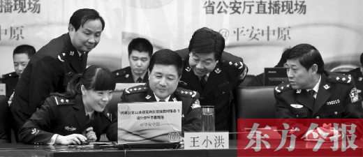 省公安厅厅长王小洪（中）和微博网友在进行交谈，发现问题现场马上解决